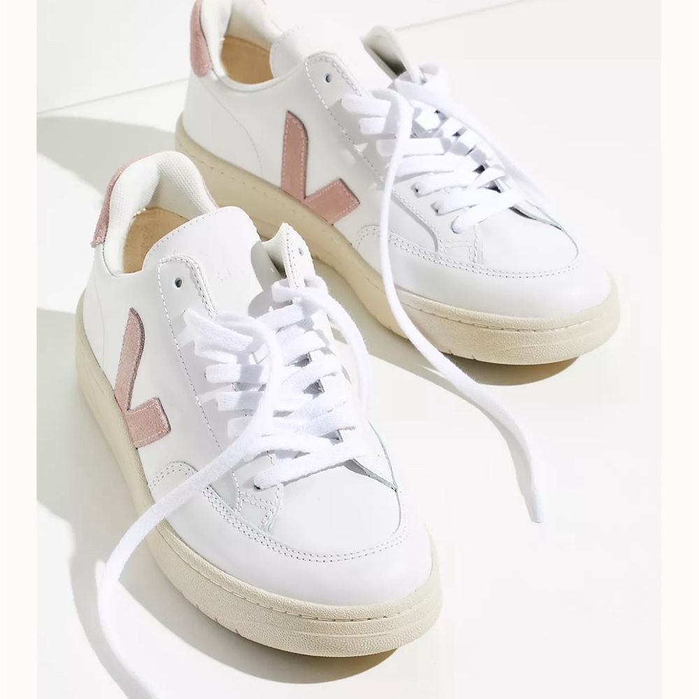 Veja V-10 in white/pink/mauve size 6